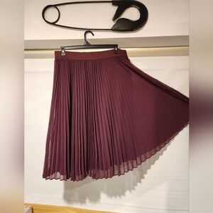 Maroon pleated elastic waist skirt